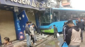 أزمة صحية مفاجئة.. تفاصيل اصطدام أتوبيس الإسكندرية بواجهات المحلات التجارية بمنطقة سموحة